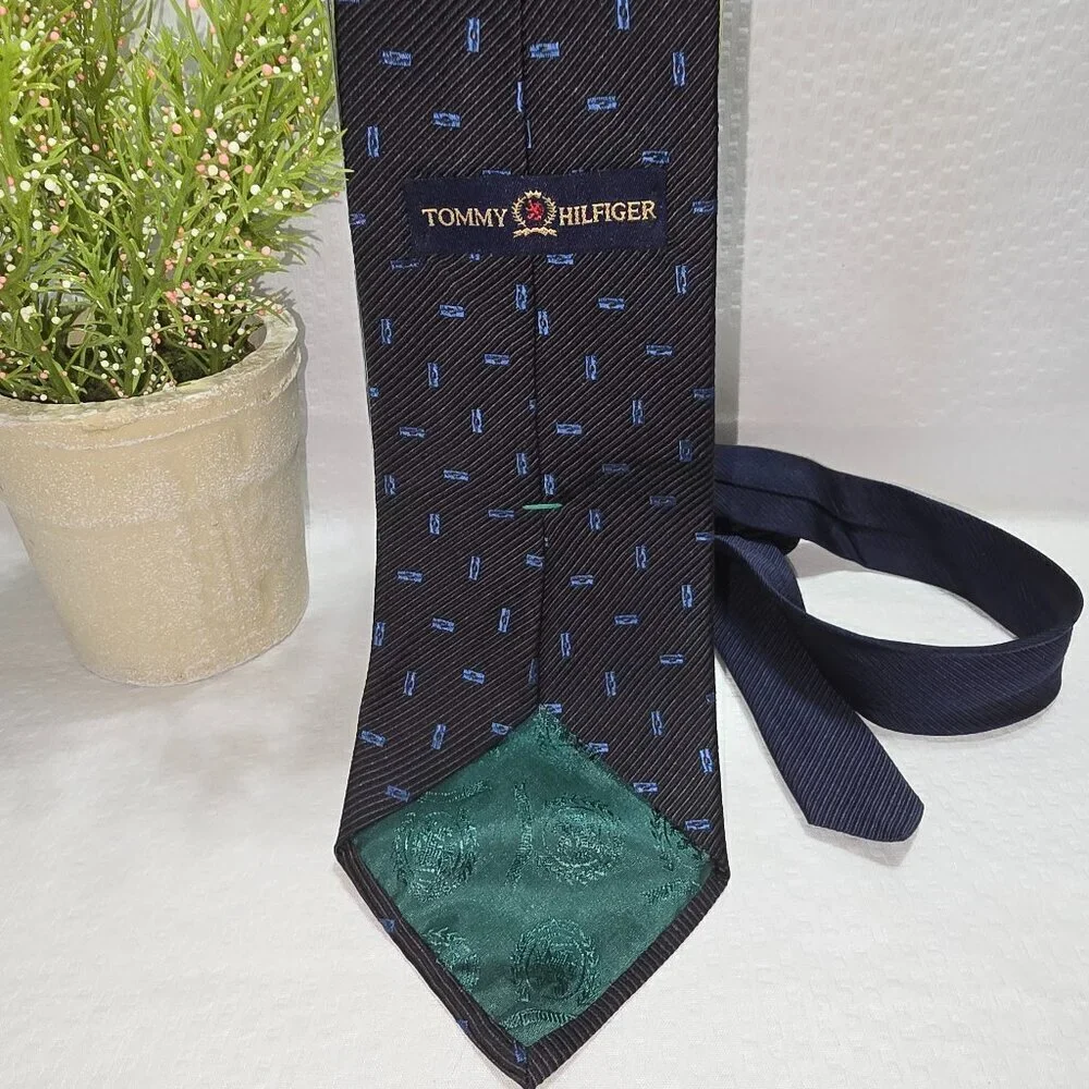 TOMMY HILFIGER MENS 100% SILK TIE BLACK WITH ELECTRIC BLUE DESIGN EUC